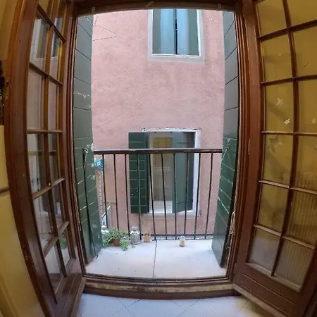 4family Central With A Balcony ונציה