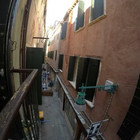 4family Central With A Balcony ונציה